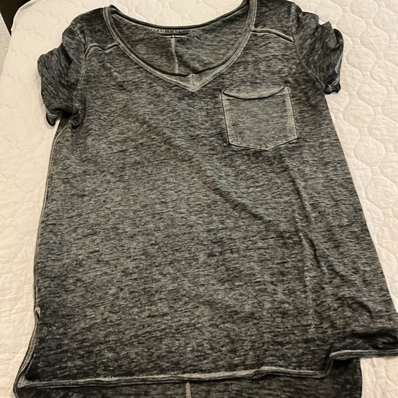 Rock and Republic woman’s v-neck tee - Picture 2 of 4